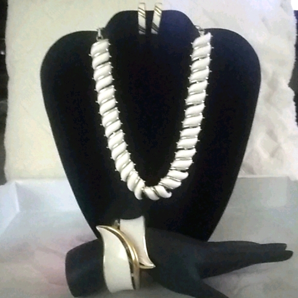 . Jewelry - ✴️vtg milky white set